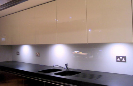 kitchen_fitted_with_opticolour_oyster_glass_splashbacks_10