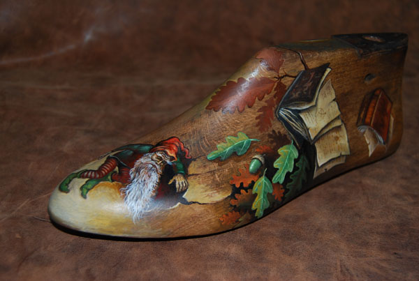 shoetree painting, shoe last painting, painting on a shoe tree, paingin on a shoe last