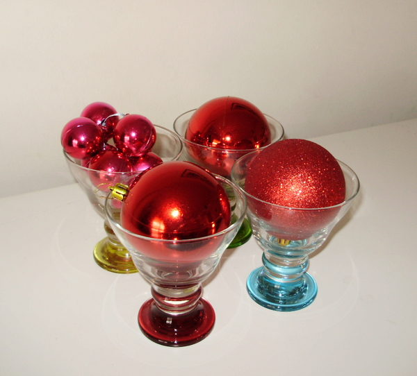 red baubles, christmas decoration ideas, glass bowls, table decoration, christmas
